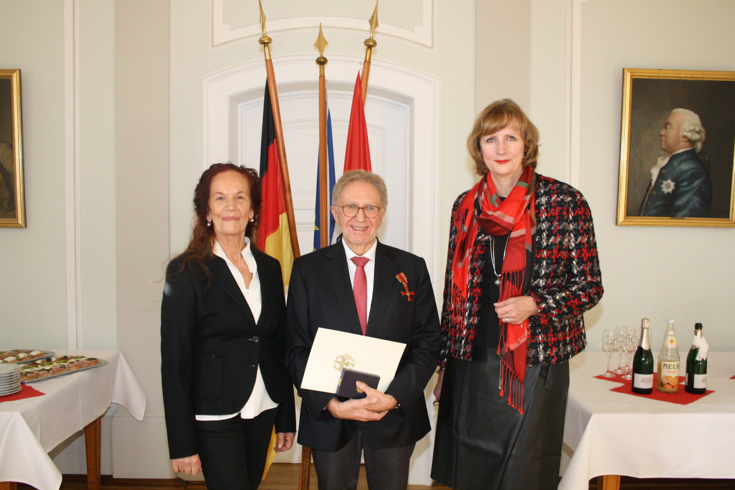 Dr. Peter Büttner mit Ehefrau Anne und Regierungspräsidentin Brigitte Lindscheid (rechts).